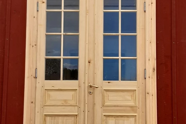Dörr gjord i traditionell stil i Hälsingland